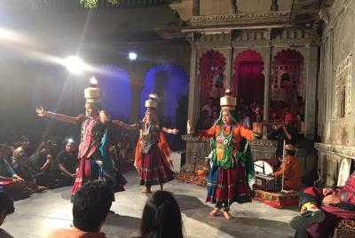 Excursión nocturna: espectáculo de danza Bagore Ki Haveli en Udaipur