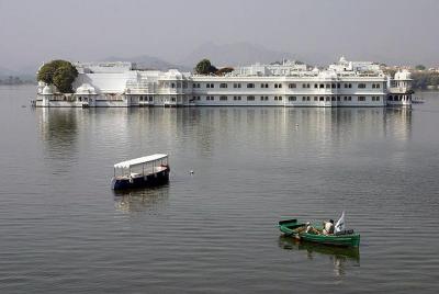 Paseo en barco al atardecer en el lago Pichola en Udaipur