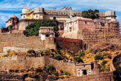 Tour histórico de día completo de Ranakpur y Kumbhalgarh Fort en automóvil privado