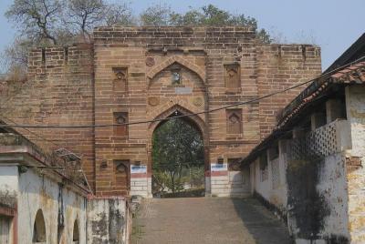 Desde Varanasi: excursión de un día al fuerte Chunar y las cataratas Siddhnath Desde Varanasi: excursión de un día al fuerte Chunar y las cataratas Siddhnath