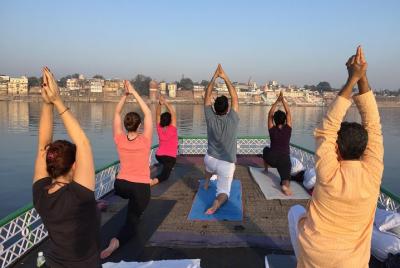 Tour matutino con paseo en bote, ganga aarti, danza clásica y sesión de yoga Tour matutino con paseo en bote, ganga aarti, danza clásica y sesión de yoga