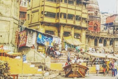 Excursión de día completo a Varanasi con paseo en barco por la mañana y por la tarde