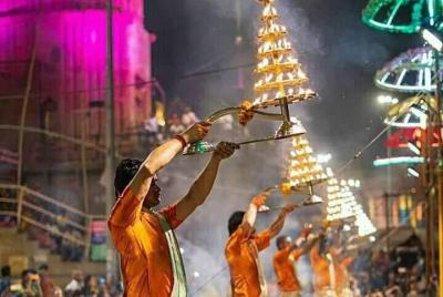 Noche en la ciudad de Varanasi con Sarnath
