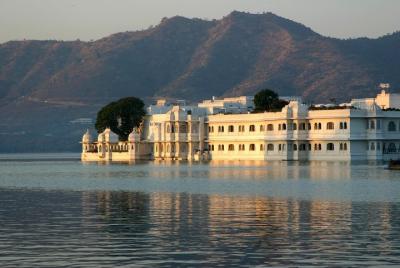 Traslado privado de salida desde la ciudad de Udaipur al aeropuerto de Udaipur