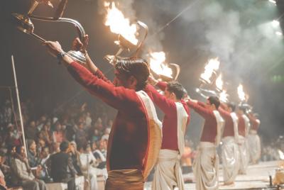 Observe la ceremonia de oración vespertina en Varanasi: una visita guiada en un automóvil privado
