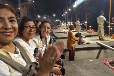 Ceremonia vespertina del Ganges en Varanasi con guía oficial