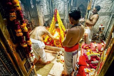 Recorrido de 4 horas por Varanasi: templos con danza clásica y Ganges Aarti Recorrido de 4 horas por Varanasi: templos con danza clásica y Ganges Aarti