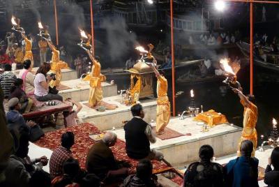 Varanasi - Paseo en barco por la tarde con ceremonia de Aarti Varanasi - Paseo en barco por la tarde con ceremonia de Aarti