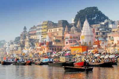 Por la tarde visita a Varanasi con paseo nocturno en bote y cena. Por la tarde visita a Varanasi con paseo nocturno en bote y cena.