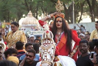 Tour al amanecer con Ganga aarti, visita de Akhada, antiguo stepwell y desayuno