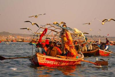Clase privada de yoga con caminata Ghat y visita a Akhada