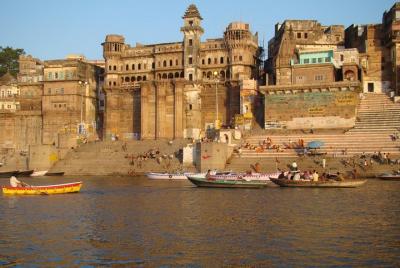 Varanasi - Paseo en barco temprano por la mañana con visita al templo