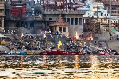 Tour de Varanasi por la tarde con paseo en bote, Ganga Aarti, sesión de danza clásica y yoga