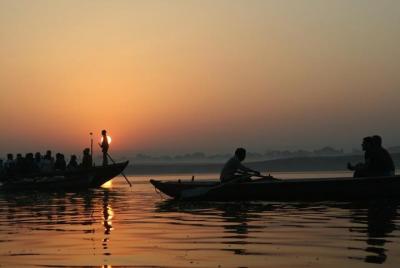 Varanasi: Tour de yoga espiritual con paseo en barco por la mañana