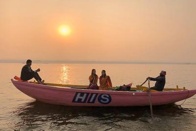 Sol de la mañana y crucero de baño en el río Ganges, Varanasi