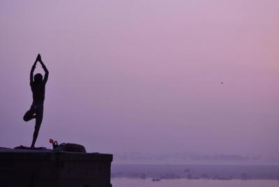 Sesión de yoga sobre los ghats de Varanasi