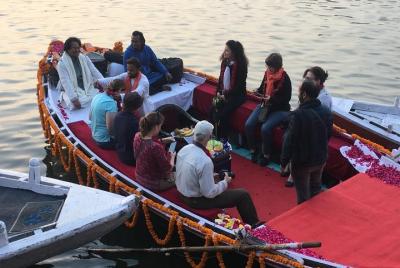 Varanasi Paseo en bote por la mañana con desayuno local Varanasi Paseo en bote por la mañana con desayuno local