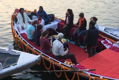 Paseo en barco por la mañana en Varanasi con desayuno local