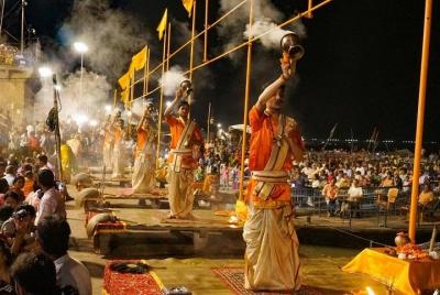 Tour nocturno a pie por Varanasi con Ganga Arti