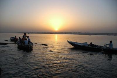Paseo en barco al amanecer por el Ganges: la santa madre Ganga de la India - Una excursión en barco al amanecer