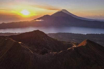 Batur Sunrise Trekking & Hot Spring Tour en En-Dag Batur Sunrise Trekking & Hot Spring Tour en En-Dag