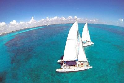 Excursión de día completo en catamarán de Cancún a Isla Mujeres c