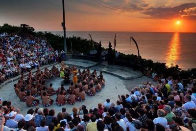 Tour guiado privado al atardecer en Uluwatu con Sea Walker Experience Tour guiado privado al atardecer en Uluwatu con Sea Walker Experience