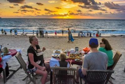 Cena romántica de mariscos en la playa de jimbaran