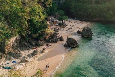 Hermosas playas de Bali y atardecer en el templo de Uluwatu con espectáculo de danza Kecak