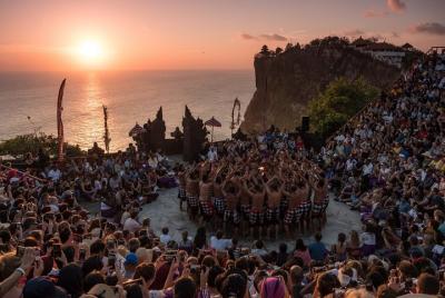 Tour al atardecer en Uluwatu Cliff Temple con Kecak Show y cena e