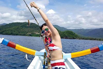 Pesca de coral con barco tradicional