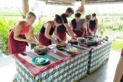 Clase de cocina de Bali y recorrido turístico por Ubud Clase de cocina de Bali y recorrido turístico por Ubud