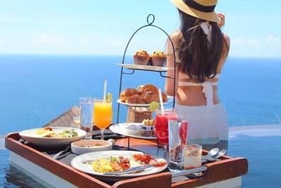 The Edge Bali Spa & Tropical Floating Breakfast en la piscina del bar del acantilado de Uluwatu