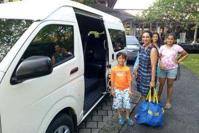 Contrate a los cómodos minibús 7-15 asistentes en Bali con un conductor amigable o un guía turístico Contrate a los cómodos minibús 7-15 asistentes en Bali con un conductor amigable o un guía turístico