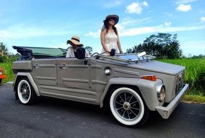 Salto de playa con el Volkswagen Safari clásico