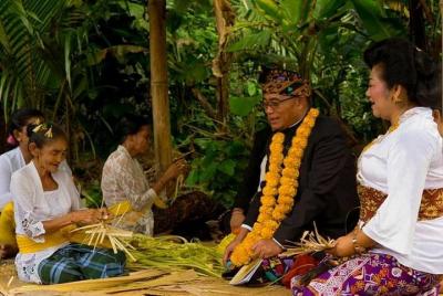 Clase de preparación de ofrendas del ritual hindú de Bali