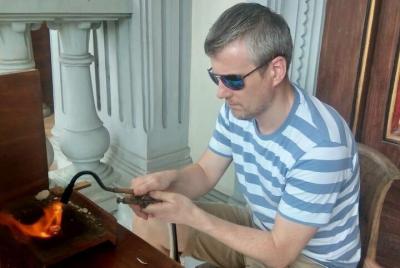 La clase para principiantes se convierte en platero con material 