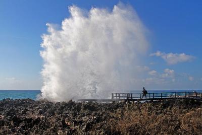 Vista romántica de la puesta de sol desde el templo del acantilad