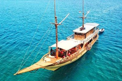 Tour privado de Komodo 3D2N para 8 personas Tour privado de Komodo 3D2N para 8 personas