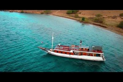 Alquiler de barco de día completo desde Labuan Bajo a la isla de Komodo Alquiler de barco de día completo desde Labuan Bajo a la isla de Komodo