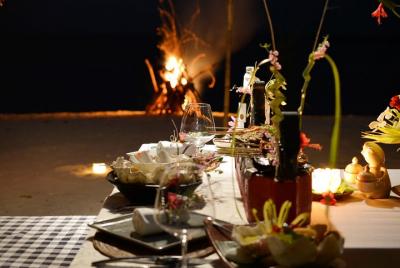 Increíble cena al atardecer en la playa de barbacoa de Lombok