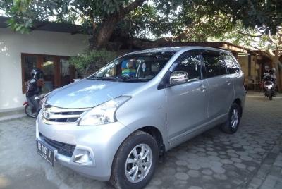 Traslado privado desde el aeropuerto de Lombok o el puerto de Lembar a Senggigi con guía