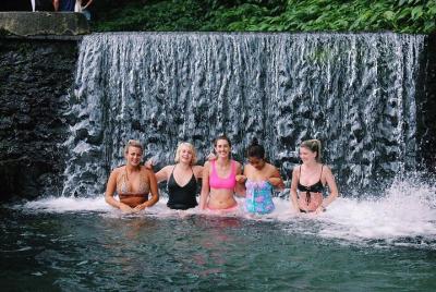 Tour a la cascada Benang Kelambu: templo, artesanía y naturaleza verde