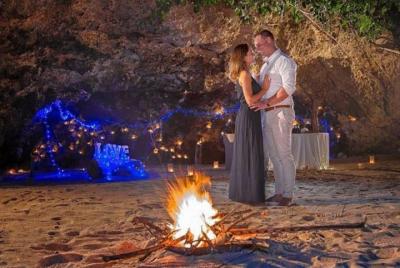 Cena romántica en la cueva de la playa de Bali en el restaurante Samabe Cena romántica en la cueva de la playa de Bali en el restaurante Samabe