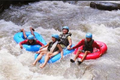 Viaje de aventura en tubos por el río Ayung y la mejor cascada de Kanto Lampo Viaje de aventura en tubos por el río Ayung y la mejor cascada de Kanto Lampo