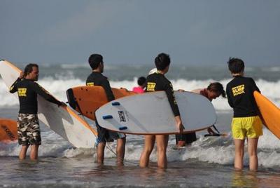 Clases de surf Bali Odyssey con transporte privado (1 instructor: 4 personas) Clases de surf Bali Odyssey con transporte privado (1 instructor: 4 personas)