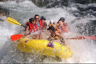 Excursión privada de un día Disfrute de la hermosa cascada Tegenungan del río Ayung Tubing-Bali Excursión privada de un día Disfrute de la hermosa cascada Tegenungan del río Ayung Tubing-Bali