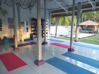 Clases nocturnas de Hatha Yoga en la isla tropical Nusa Penida con Yoga Mira