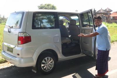 Alquiler de coches privados en Bali con conductor experimentado Alquiler de coches privados en Bali con conductor experimentado