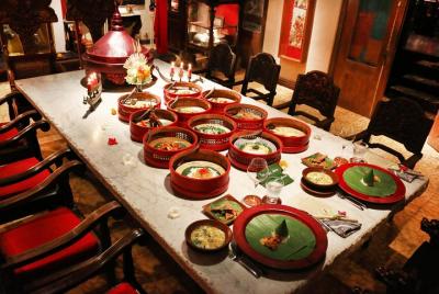 Grand Rijsttafel - época colonial holandesa Smorgasbord Grand Rijsttafel - época colonial holandesa Smorgasbord